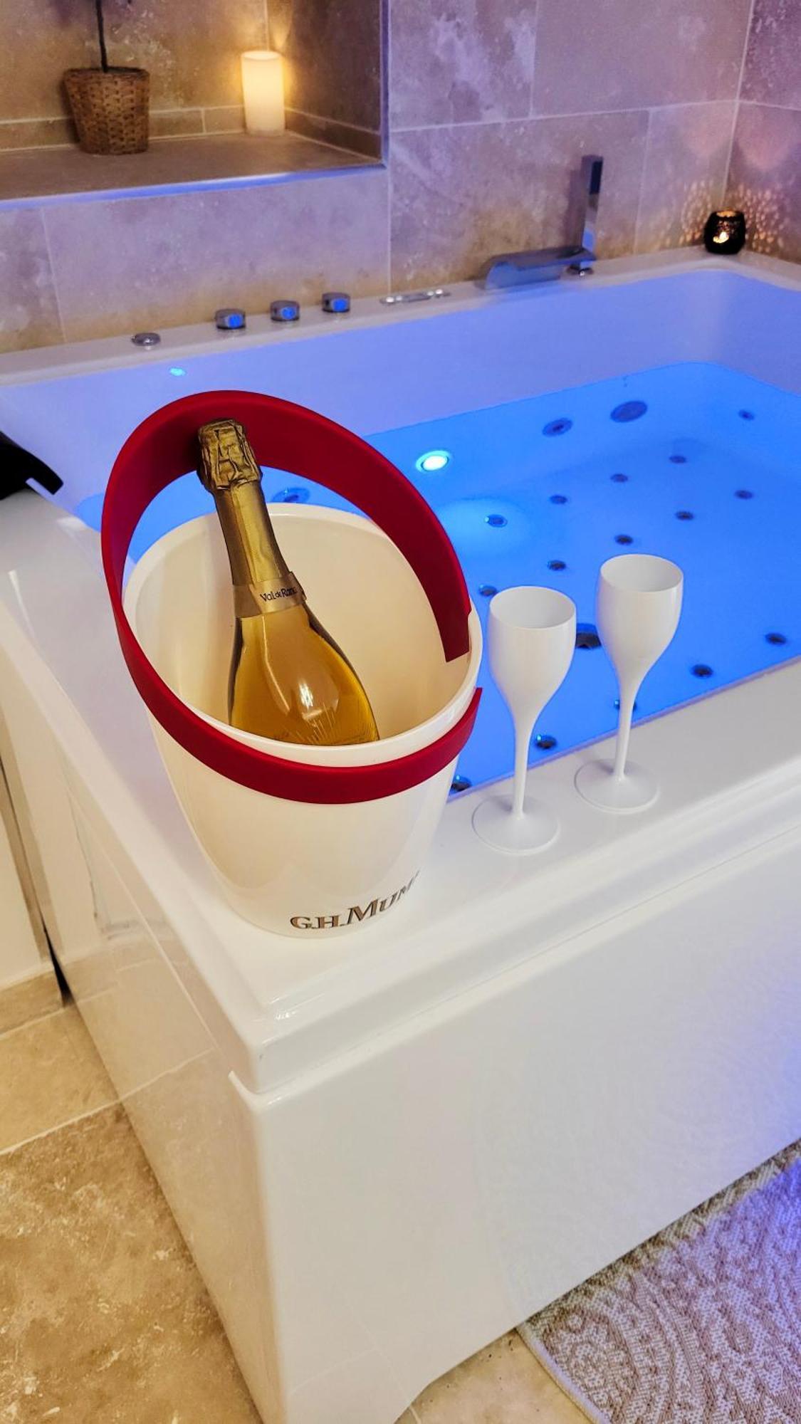 - La Suite Delos - Jacuzzi 2 Places - Centre Ville A Pied - Lit Queen Size - Parking Privee - Wifi - City Center Within Walking Distance - Quimper Exterior foto