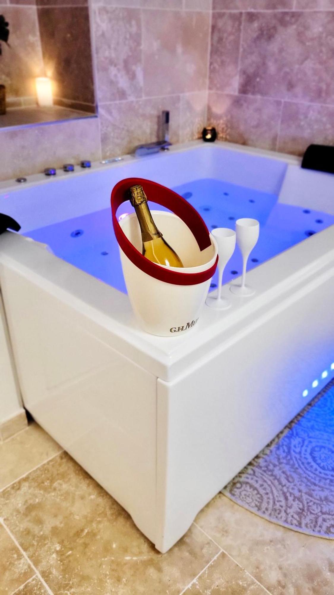 - La Suite Delos - Jacuzzi 2 Places - Centre Ville A Pied - Lit Queen Size - Parking Privee - Wifi - City Center Within Walking Distance - Quimper Exterior foto