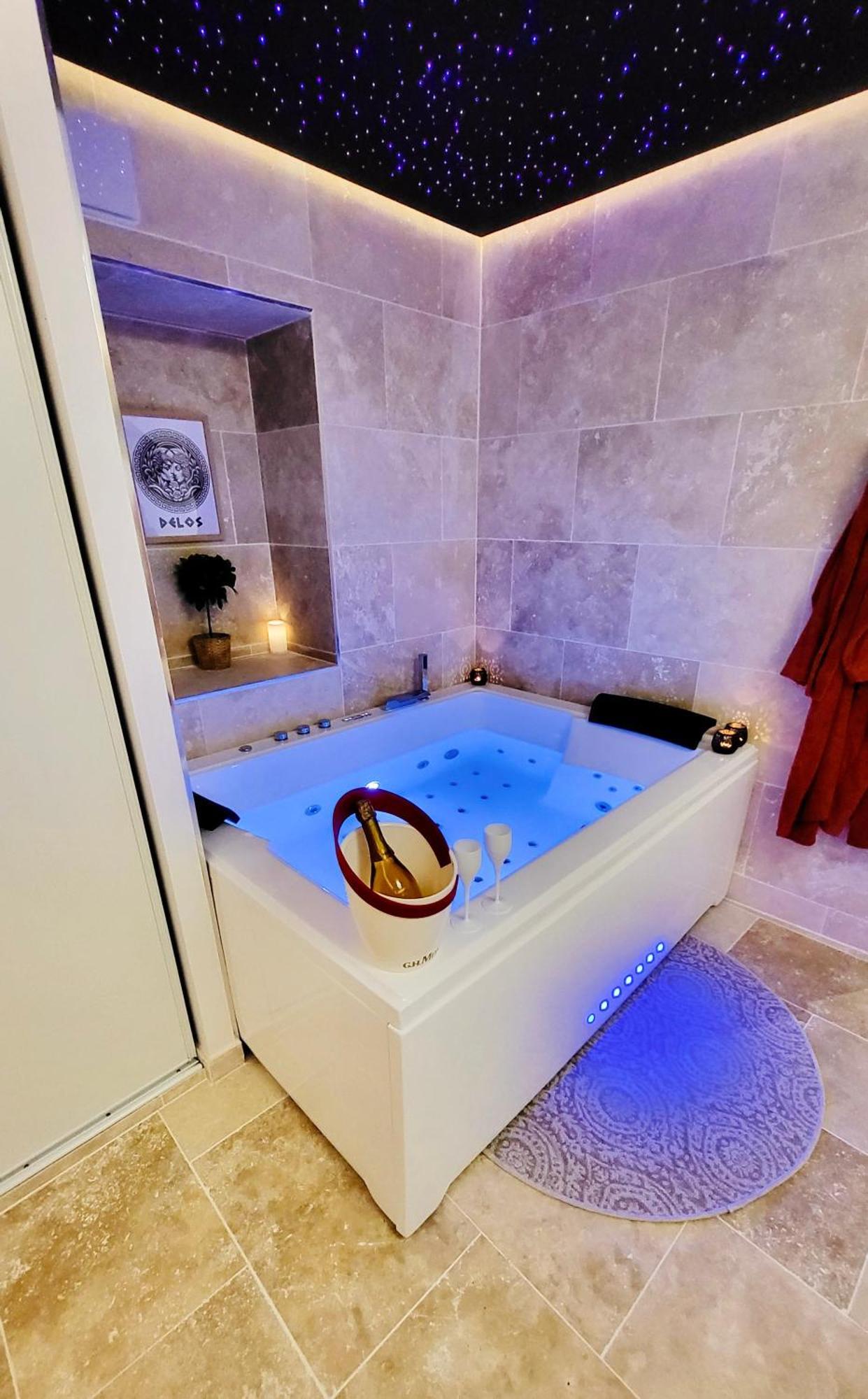 - La Suite Delos - Jacuzzi 2 Places - Centre Ville A Pied - Lit Queen Size - Parking Privee - Wifi - City Center Within Walking Distance - Quimper Exterior foto