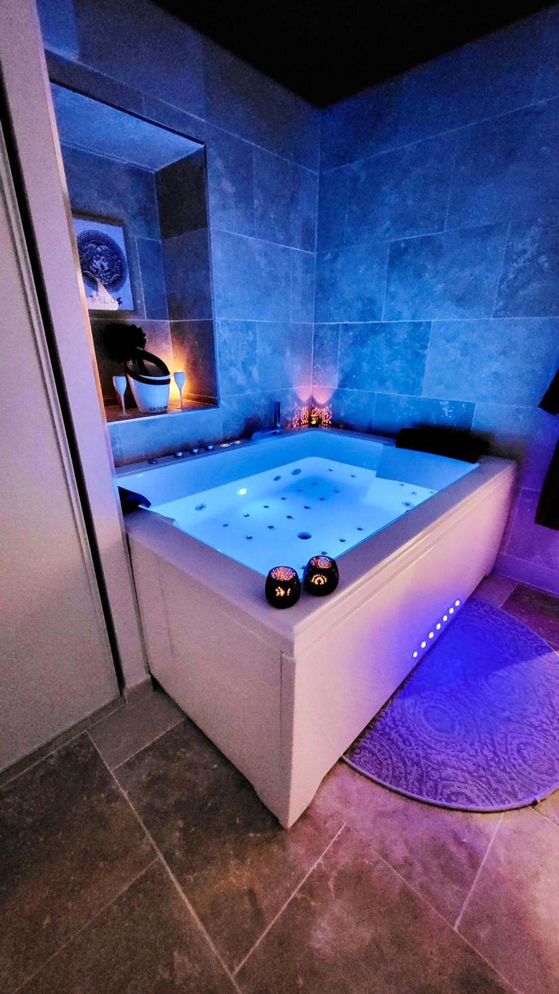 - La Suite Delos - Jacuzzi 2 Places - Centre Ville A Pied - Lit Queen Size - Parking Privee - Wifi - City Center Within Walking Distance - Quimper Exterior foto