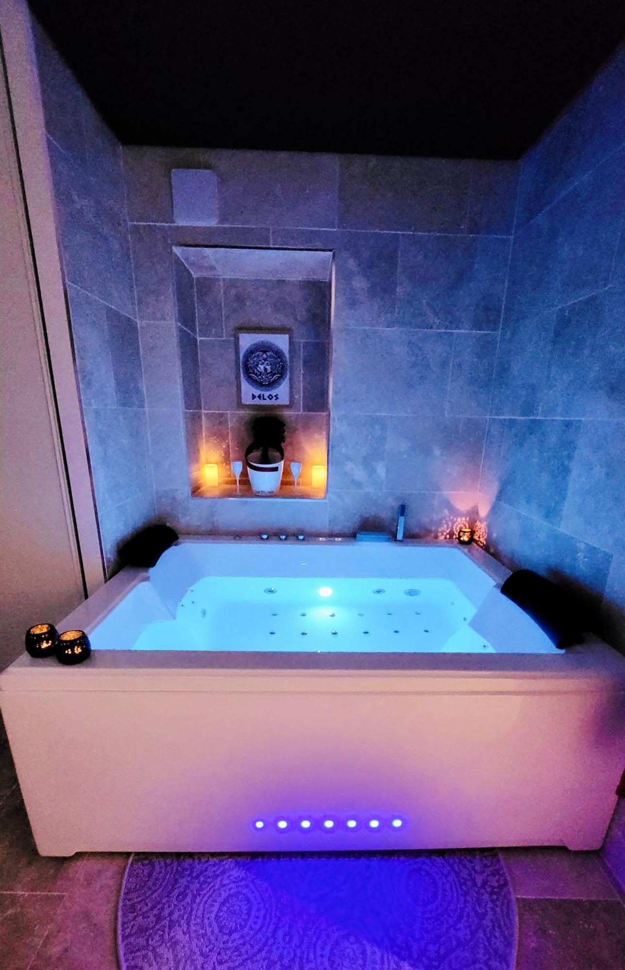 - La Suite Delos - Jacuzzi 2 Places - Centre Ville A Pied - Lit Queen Size - Parking Privee - Wifi - City Center Within Walking Distance - Quimper Exterior foto